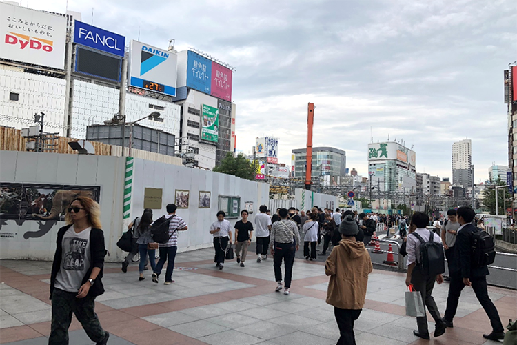 地上に出たら右手にビックカメラが見えます。