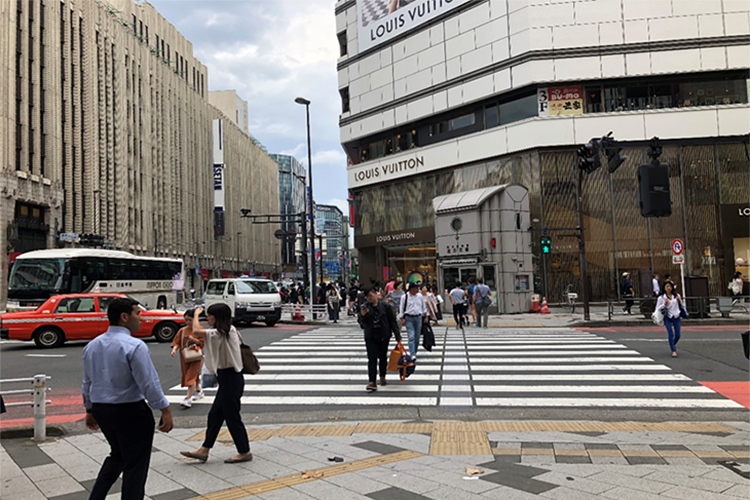 十字路の交差点をルイヴィトンと交番側に渡ります。